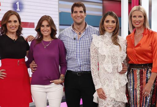 Las presentadoras junto a sus colaboradores
