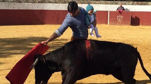 Foto de archivo de Francisco Rivera toreando con Carmen, con tan solo cinco meses