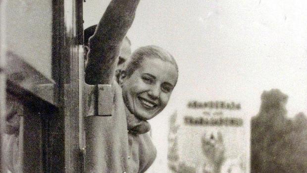 Evita en uno de sus baños de multitudes en Argentina. Debajo, muy enferma, procede a votar. Falleció el 26 de julio de 1952