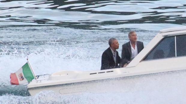 George Clooney Barack Obama navegan por el Lago Como a bordo de una lancha rápida.