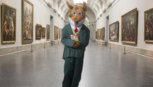 Stilton posando en el Museo del Prado de Madrid con su último libro