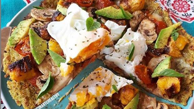 Pizza con base de coliflor y brócoli. Las recetas de «realfooding» no incluyen ultraprocesados.