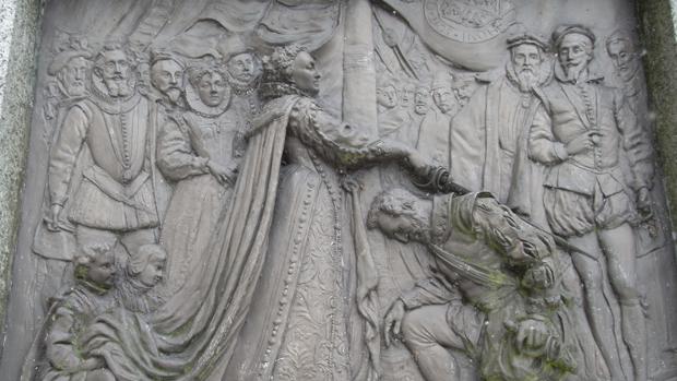Relieve que muestra a la Reina Isabel Tudor nombrando caballero a Francis Drake