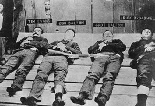 Los cuerpos de los bandidos fallecidos tras el asalto