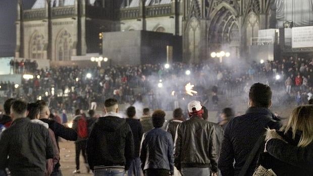Multitud en los alrededores de la catedral y la estación de tren de Colonia, la pasada Nochevieja