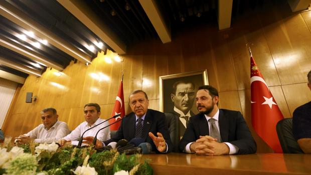 Erdogan, durante la rueda de prensa en la que ha solicitado a sus seguidores que permanezcan en las calles
