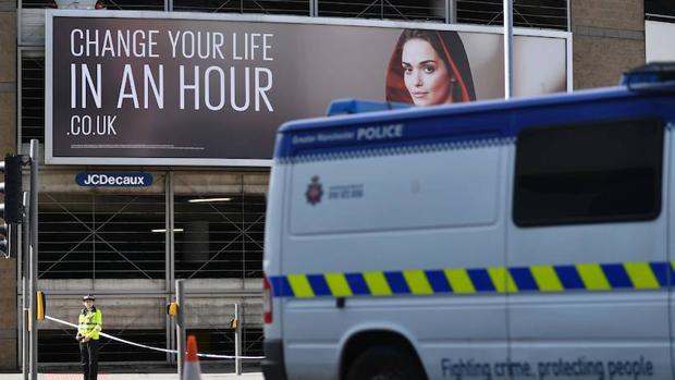 Un policía británico vigila la entrada de la estación de Victoria, junto al Mánchester Arena