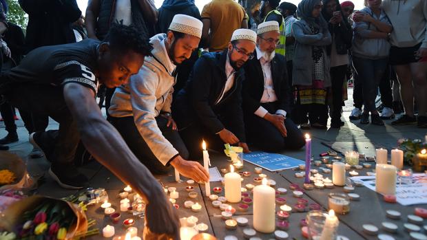 Cientos de personas participan en una vigilia en honor a las víctimas del ataque terrorista de ayer en Manchester (Reino Unido)