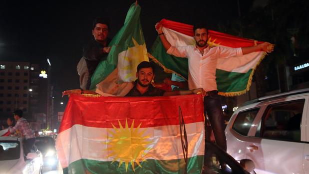 Kurdos celebran en las calles después del referéndum de independencia de Kurdistán en Erbil norte de Irak