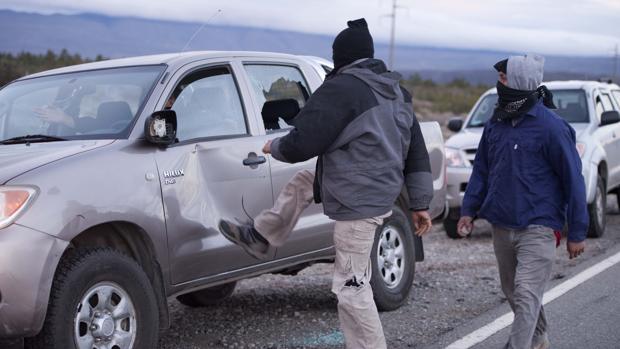 Incidentes tras el hallazgo de un cuerpo en aguas del río Chubut, a la llegada del secretario de Derechos Humanos de la Nación, Claudio Avruj, este martes