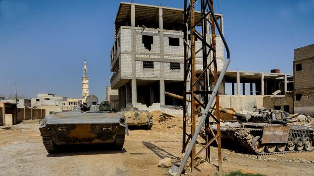 Tanques sirios en al-Muhamadyia, en Guta Oriental (Siria)