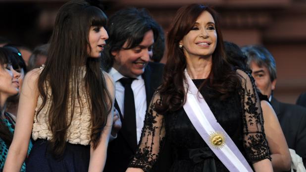Cristina Fernandez de Kirchner junto a sus hijos Florencia y Maximo