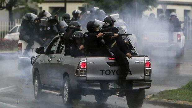 La policía antidisturbios reprime a los estudiantes que protestan en Managua