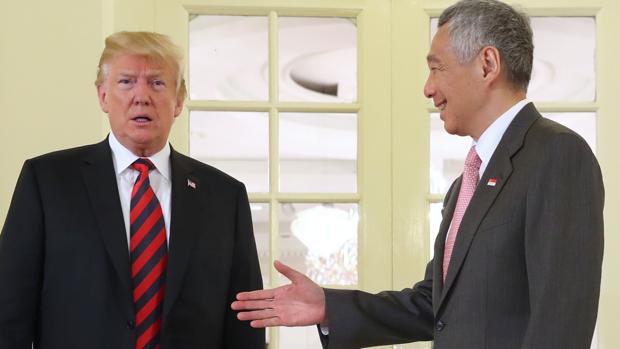 Donald Trump con el primer ministro de Singapur, Lee Hsien Loong