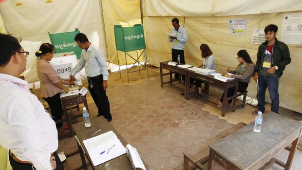 Personas votando en Camboya