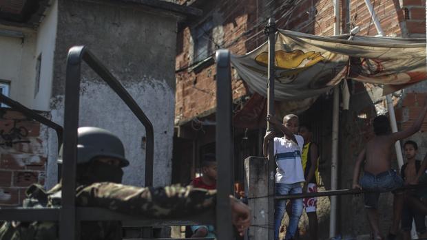 Soldados del ejército brasileño adelantan un operativo en el Complejo do Alemao