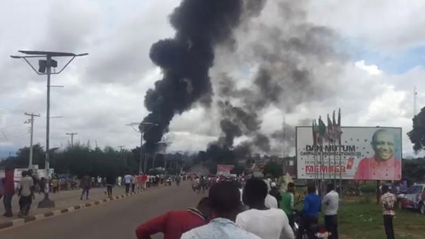 El humo producido por la explosión de un camión cisterna en Nasarawa, Nigeria