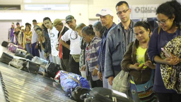 Venezolanos esperan su equipaje en el aeropuerto de Caracas