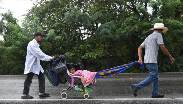 Integrantes de la caravana, a su paso por Zacapa, unos 145 kilómetros al este de Ciudad de Guatemala