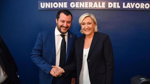 La ultraderechista francesa Marine Le Pen (d) se reúne con el ministro italiano del Interior, Matteo Salvini (i), en Roma (Italia)