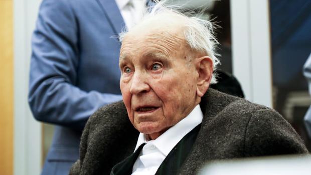 El antiguo guardia del campo de concentración nazi de Stutthof Johann R. a su llegada a su juicio en los juzgados de Münster