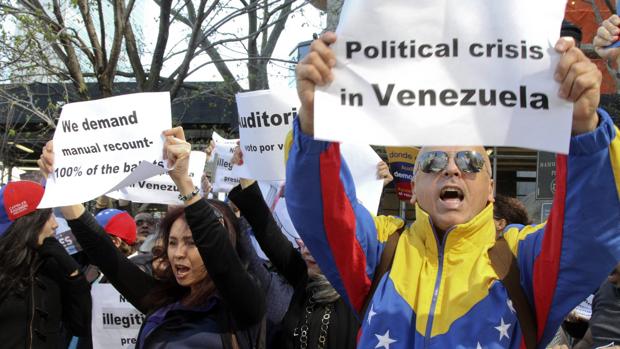 Venezolanos en una protesta en Nueva York