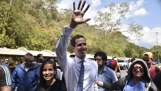 El presidente de la Asamblea Nacional legítima, Juan Guaidó, saluda en un cabildo abierto