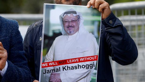 Exhiben un cartel de Jamal Khashoggi en una protesta frente al consulado saudí en Estambul