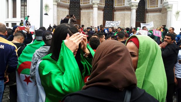 Un grupo de personas envueltas en la bandera argelina se dispone a unirse a la protesta en Argel