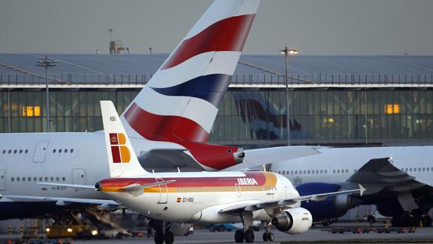 Aviones de Iberia y British Airways en el aeropuerto londinense de Heathrow