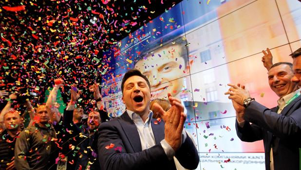 El cómico ucraniano y candidato a la presidencia Vladimir Zelenski, reacciona a la noticia en la sede de su partido