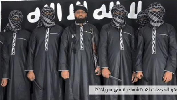 En un video publicado el martes por el Daesh, que reivindicó los atentados en Sri Lanka, Zahran Hashim con la cara descubierta junto a otras seis personas