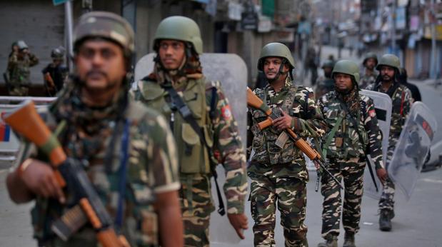 Soldados del Ejército indio patrullan una calle de Srinagar (Jammu y Cachemira) la semana pasada
