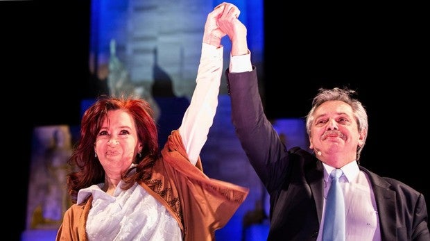 Alberto Fernández vota durante las elecciones primarias.