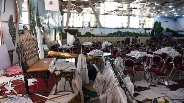 Estado en que quedó el salón de bodas de Kabul tras el atentado