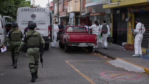 Efectivos de la Guardia Nacional y peritos forenses asisten a la escena de un crimen, en Morelia (México), el pasado 4 de septiembre