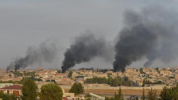 Columnas de humo después del bombardeo turco sobre una ciudad del norte de Siria