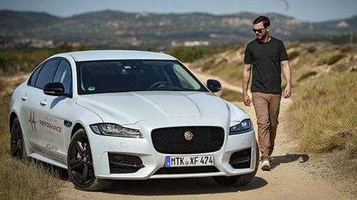 El Jaguar XF AWD preparado para la prueba junto con el actor Nicholas Hoult