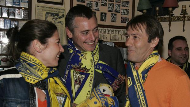 Michael Robinson, junto a Pepe Mejías y Sara Baras, en una imagen de 2005.