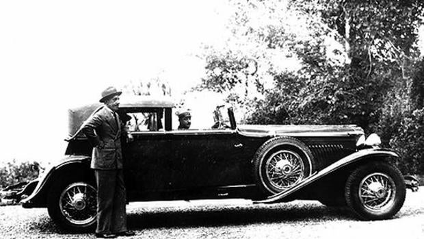Alfonso XIII , junto a su Duesenberg J