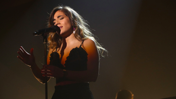 Julia, interpretando '90 minutos'.