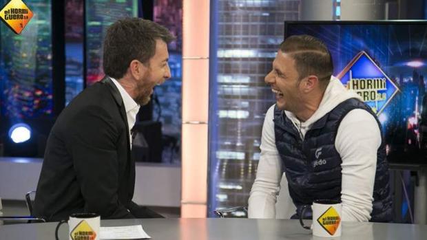 Pablo Motos y Joaquín en 'El hormiguero'.