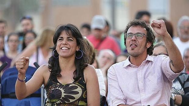 Teresa Rodríguez-Rubio y Kichi durante un mitin
