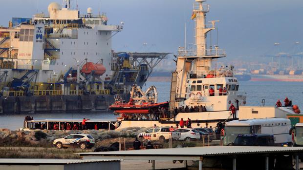 Imagen de El Open Arms a su llegada en diciembre de 2018 a puerto en la Bahía de Algeciras con más inmigrantes