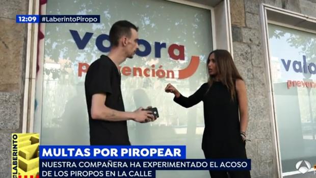 La reportera Claudia García, con uno de los presuntos «piropeadores»