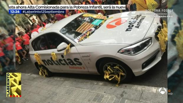 Así quedó el coche de Antena 3 noticias, como mostró «Espejo público»