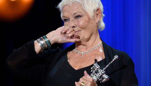 La actriz británica Judi Dench, de 83 años, emocionada tras recoger el premio Donostia