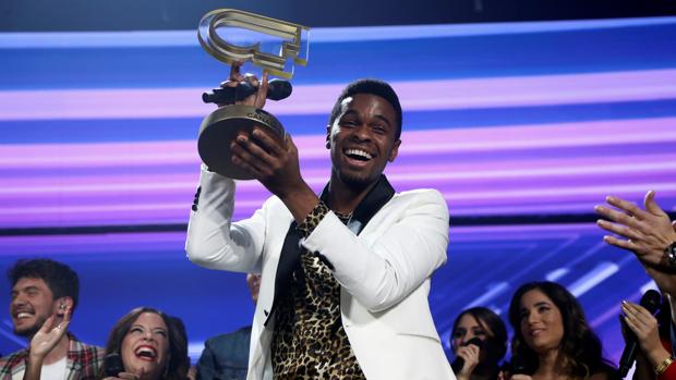 Famous, con el premio que le acredita como ganador de OT 2018