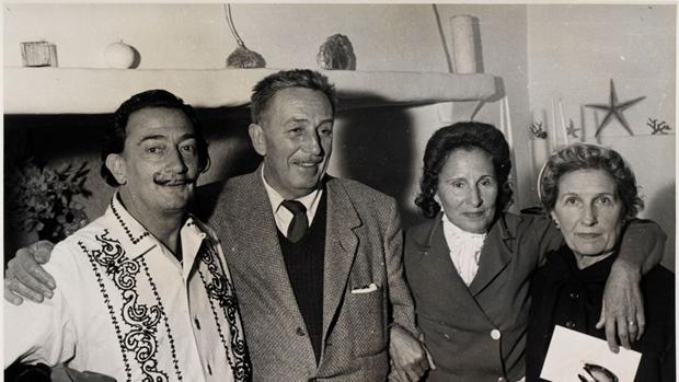 Disney y Salvador Dalí se profesaron admiración mutua. En la imagen, ambos con Gala y los Disney en Portlligat