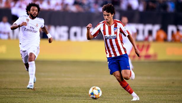 Marcelo, futbolista del Real Madrid (al fondo) intenta dar caza a Joao Félix, atacante del Atlético de Madrid